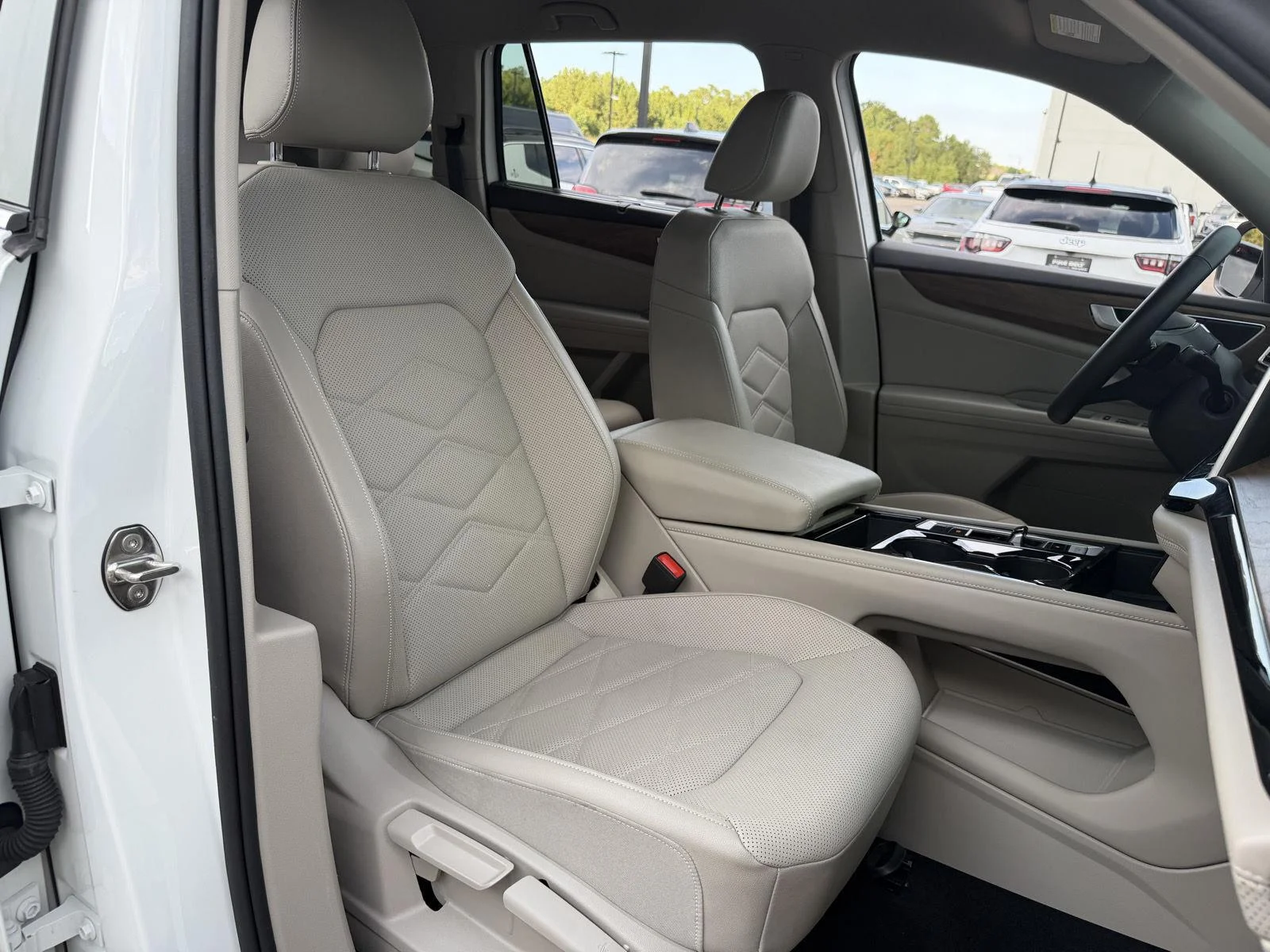Used 2024 Pure White Volkswagen 2.0T SE w/Technology image 23