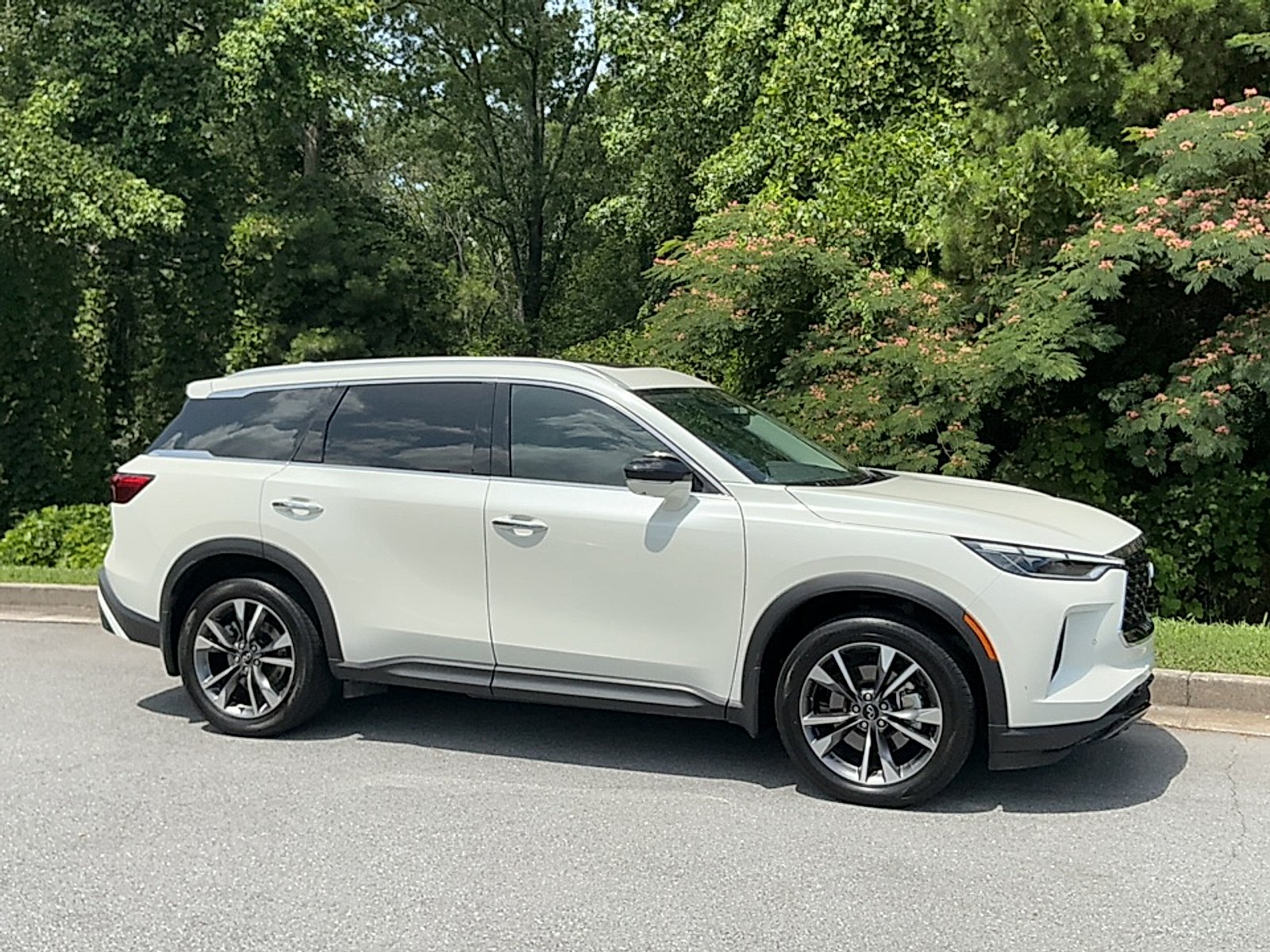 Used 2023 Majestic White INFINITI LUXE AWD image 1