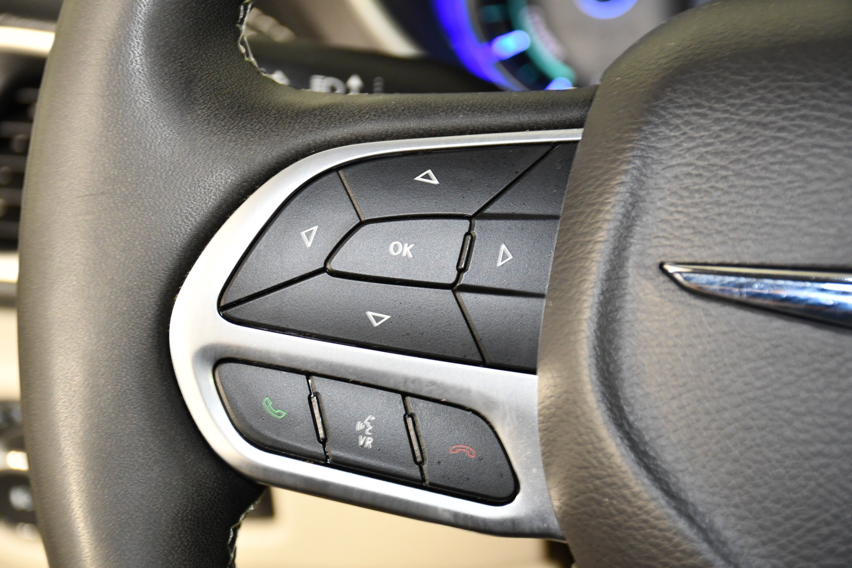 Used 2024 Diamond Black Crystal Pearlcoat Chrysler Hybrid Select image 19