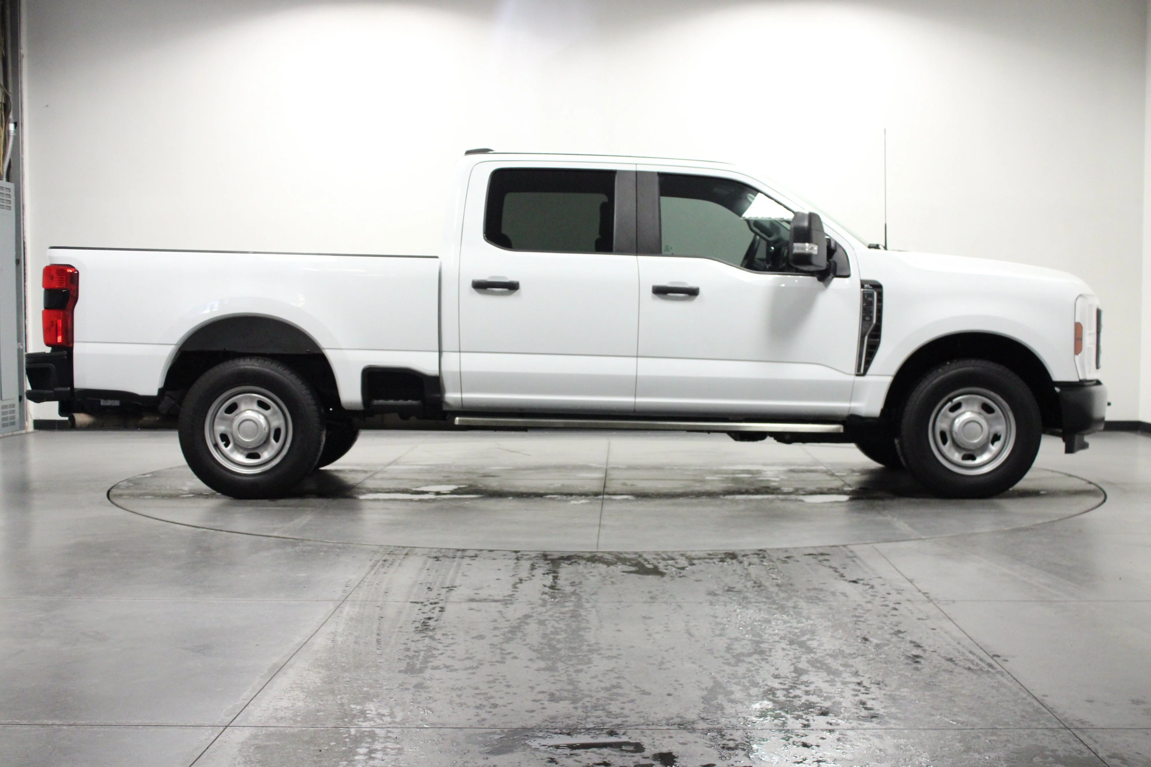 Used 2024 Oxford White Ford XL image 3