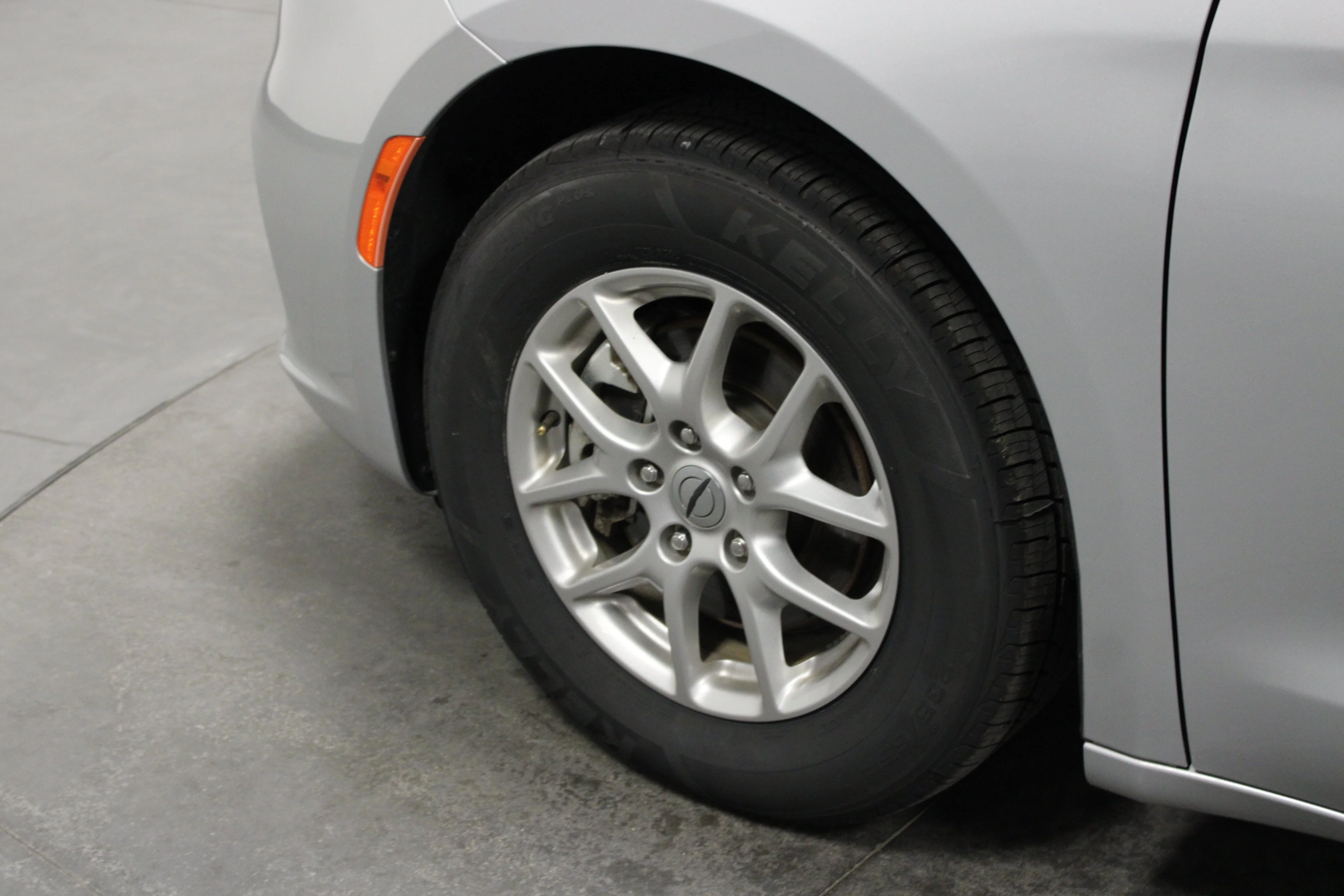 Used 2024 Silver Mist Clearcoat Chrysler Touring L image 10