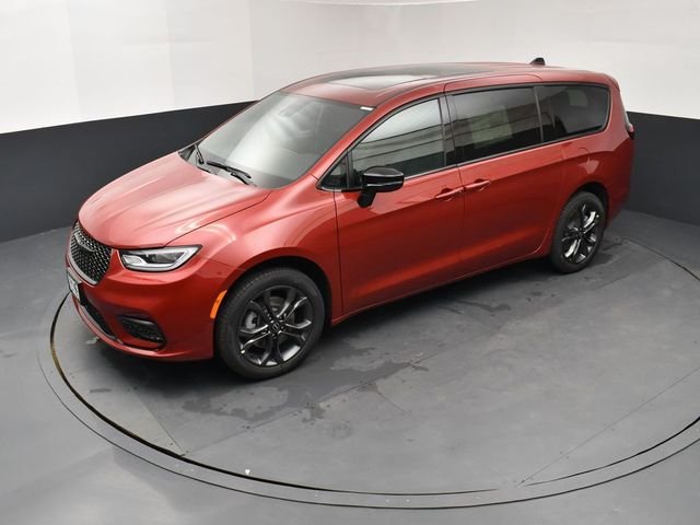 New 2026 Red Hot Pearl-Coat Exterior Paint Chrysler Select image 18