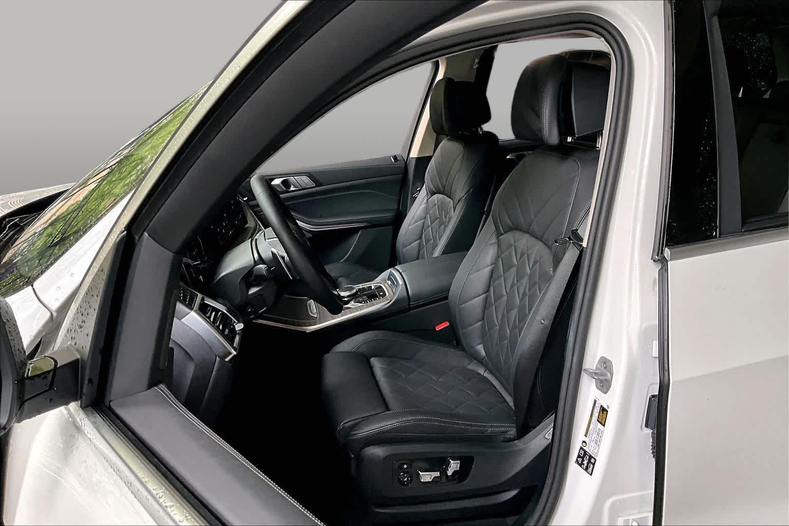 Used 2026 Mineral White Metallic BMW xDrive40i image 7