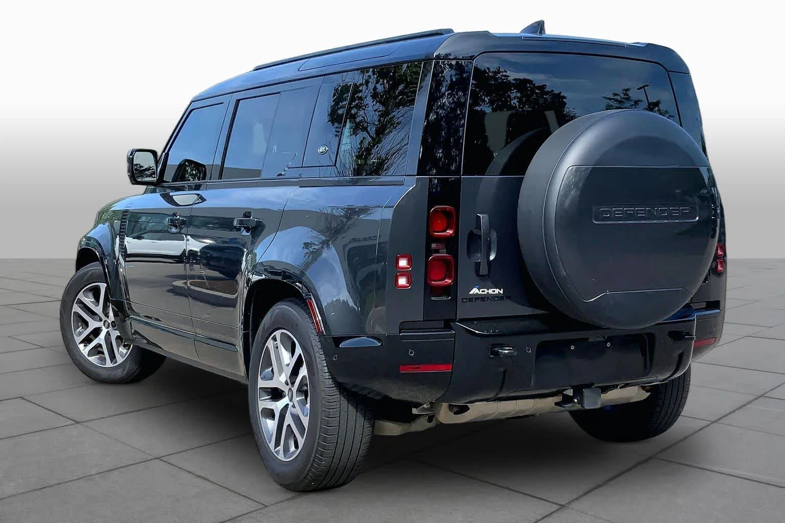 Used 2024 Carpathian Grey Premium Metallic Land Rover X-Dynamic SE image 11