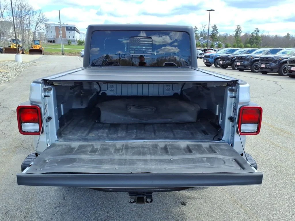 Used 2023 Silver Jeep Rubicon image 6
