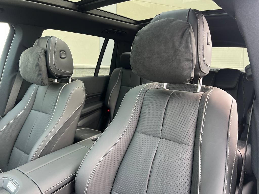 New 2026 MANUFAKTUR Moonlight White Metallic Mercedes-Benz GLS 450 image 54