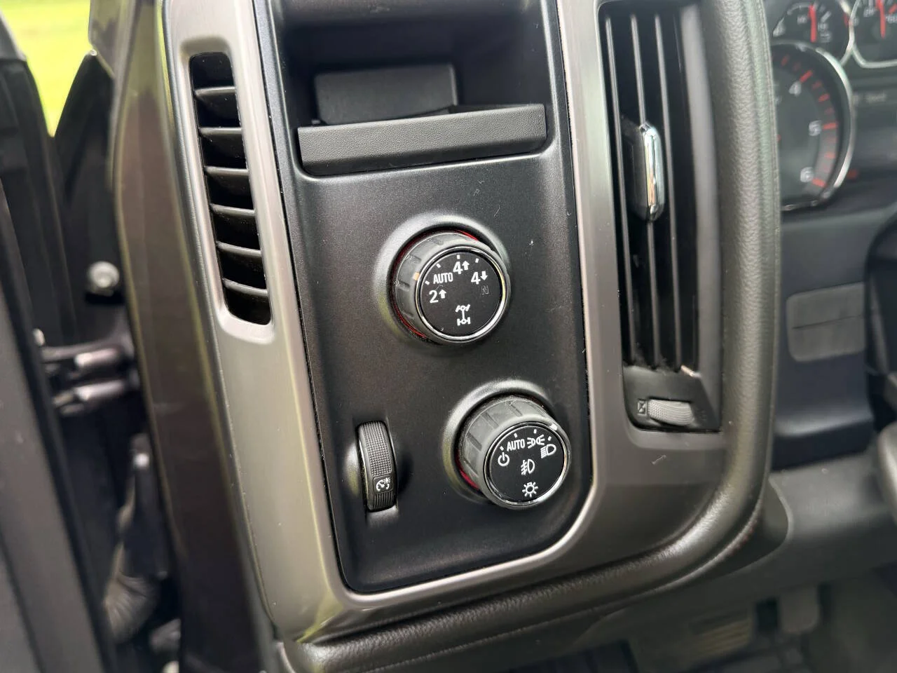 Used 2015 Gray GMC SLT 4x4 4dr Crew Cab 5.8 ft. SB image 18