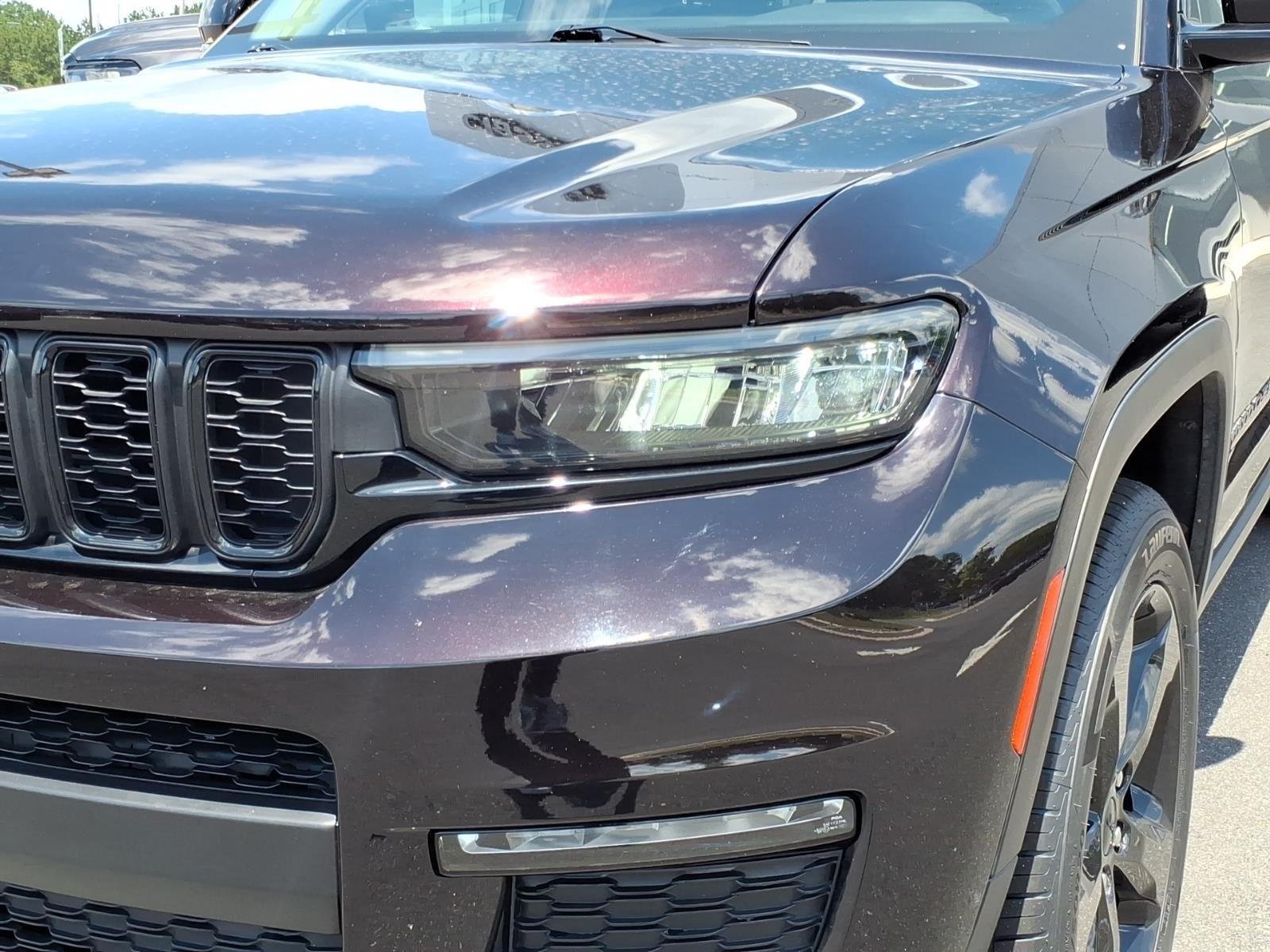 Used 2022 Ember Pearlcoat Jeep Limited image 17