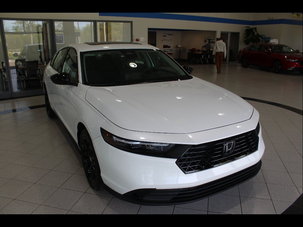 Certified Used 2025 Platinum White Pearl Honda 1.5T SE image 3