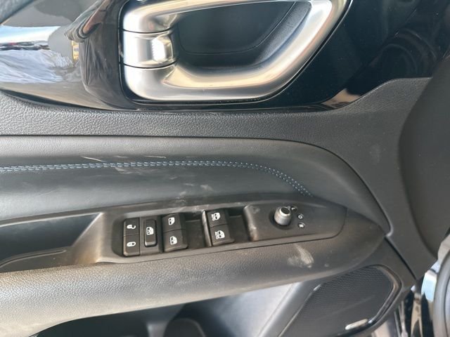 New 2026 Diamond Black Crystal Pearlcoat Jeep Latitude image 17