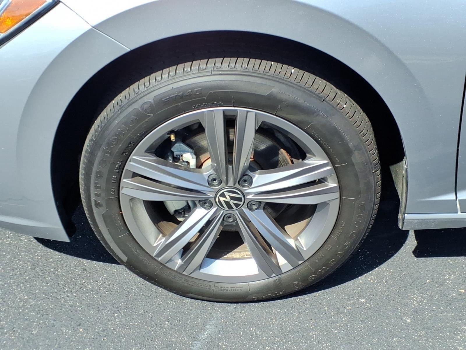 Used 2023 Pyrite Silver Metallic Volkswagen SE image 11
