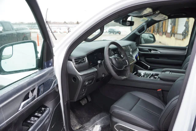 New 2026 Bright White Clear-Coat Exterior Paint Jeep Limited Altitude image 11