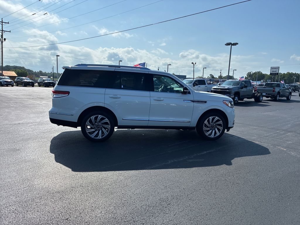 Used 2023 White Lincoln Standard image 5