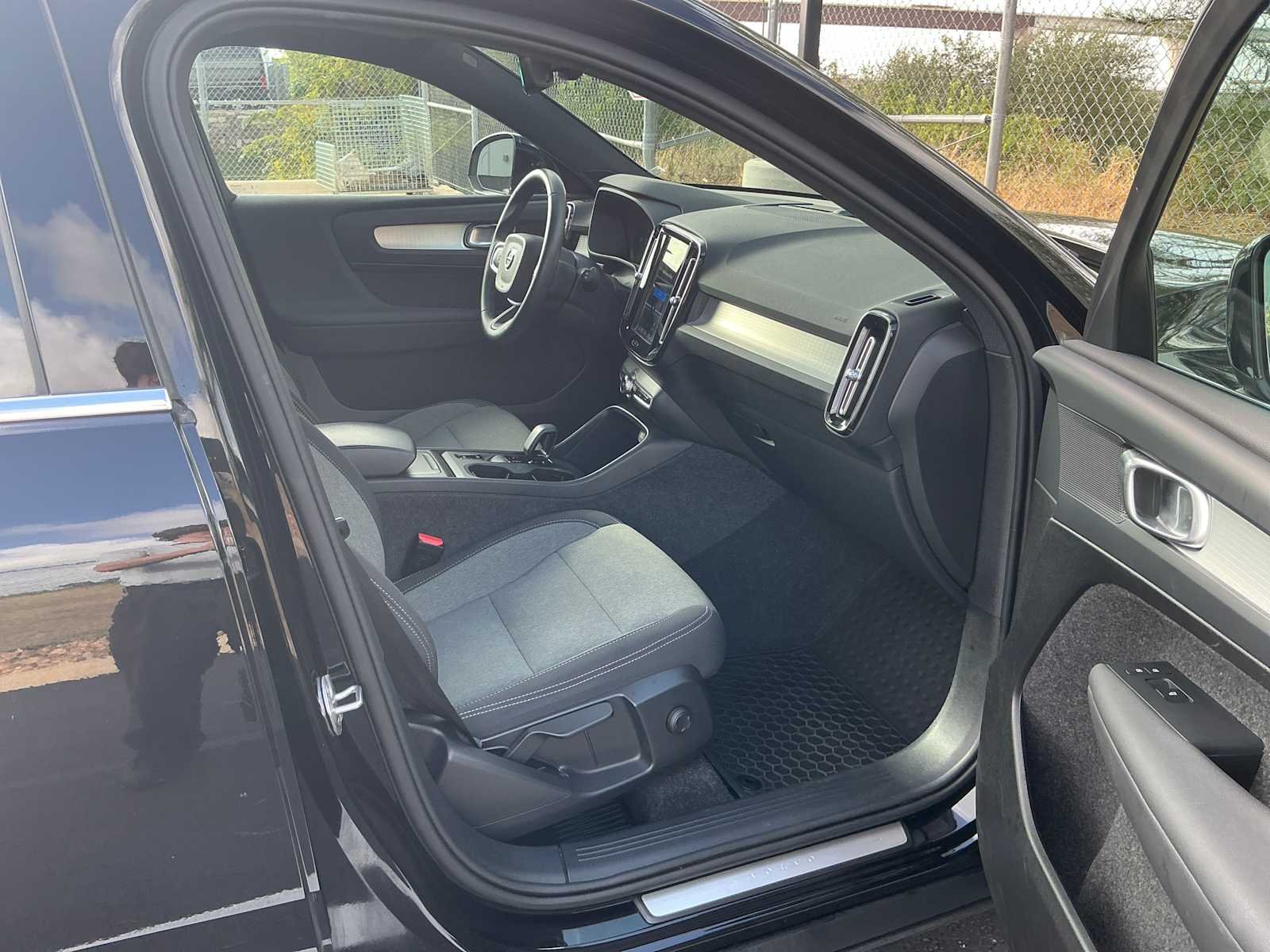 Used 2025 Onyx Black Metallic Volvo Core Bright Theme image 11