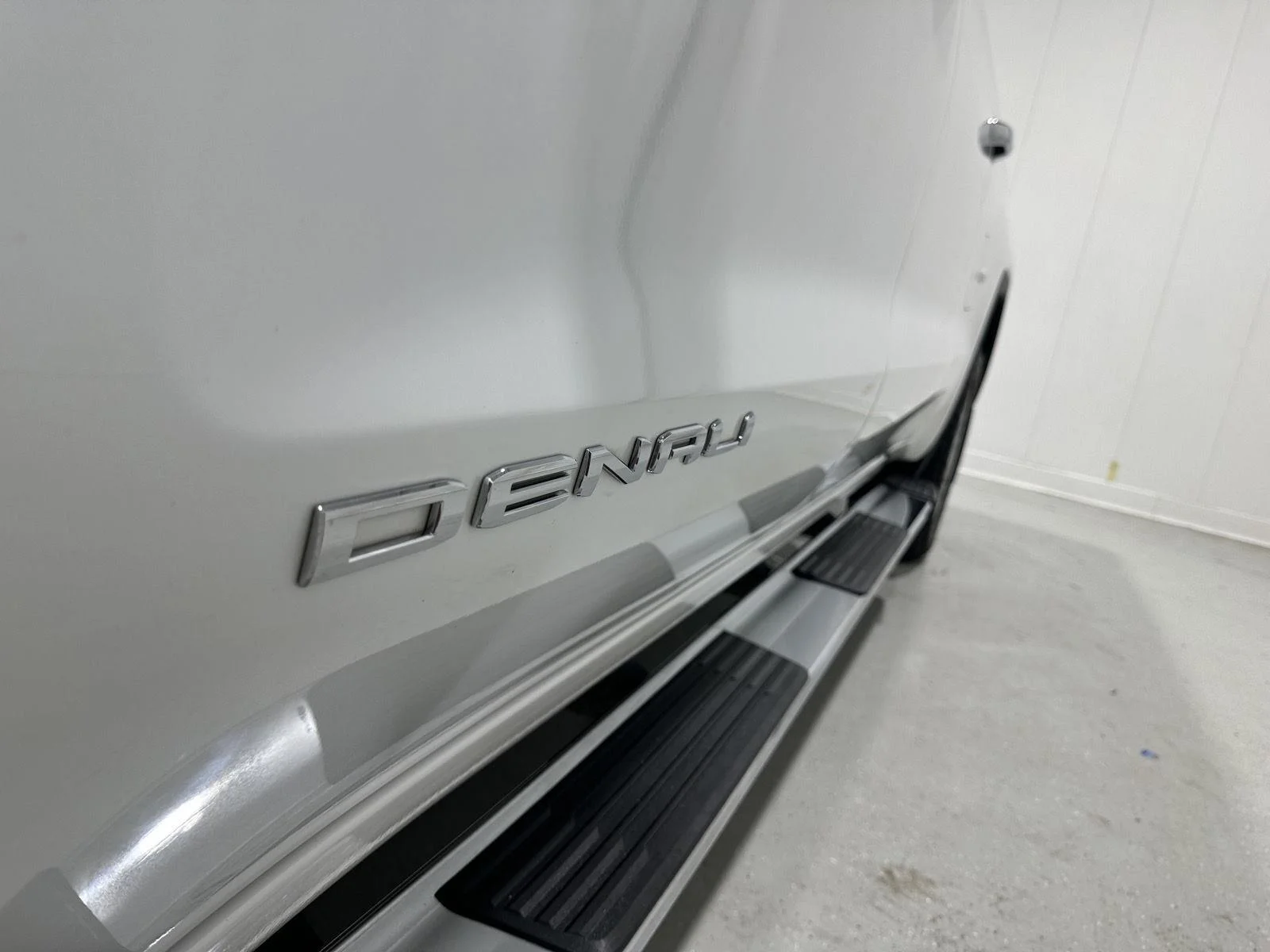 Used 2022 WHITE FROST TRICOAT GMC Denali image 30