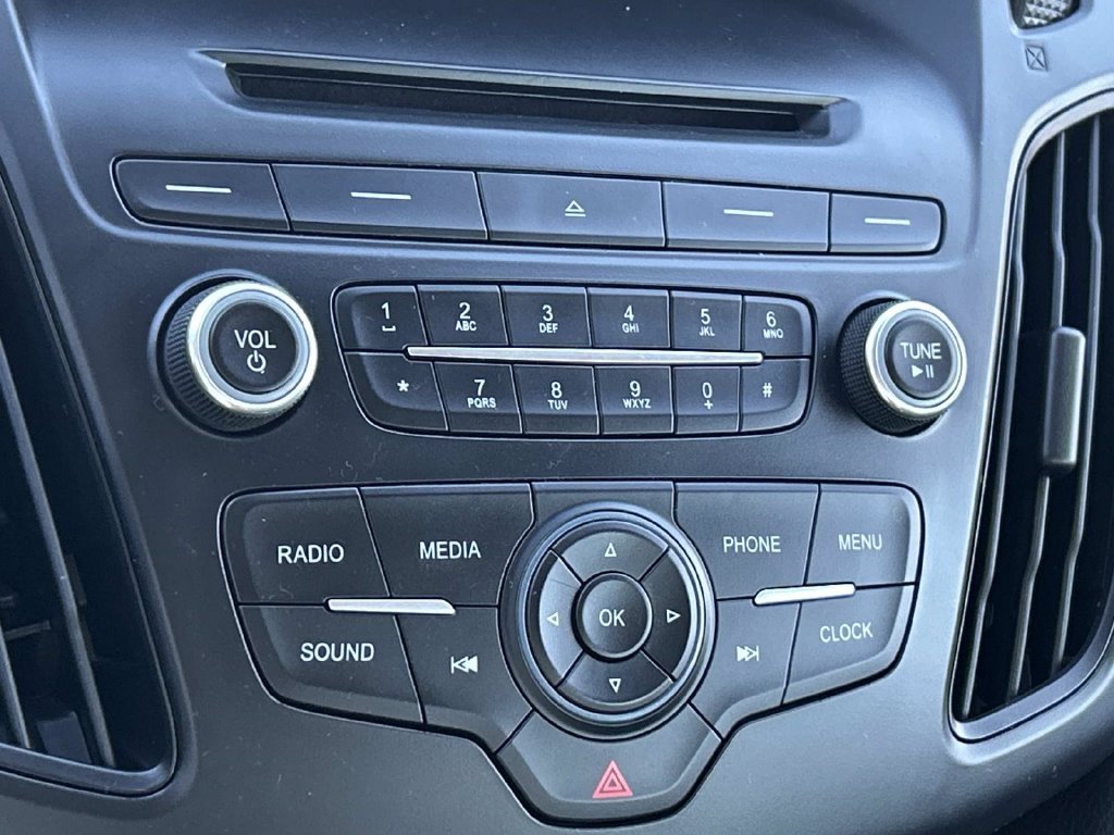 Used 2015 Black Ford SE image 32