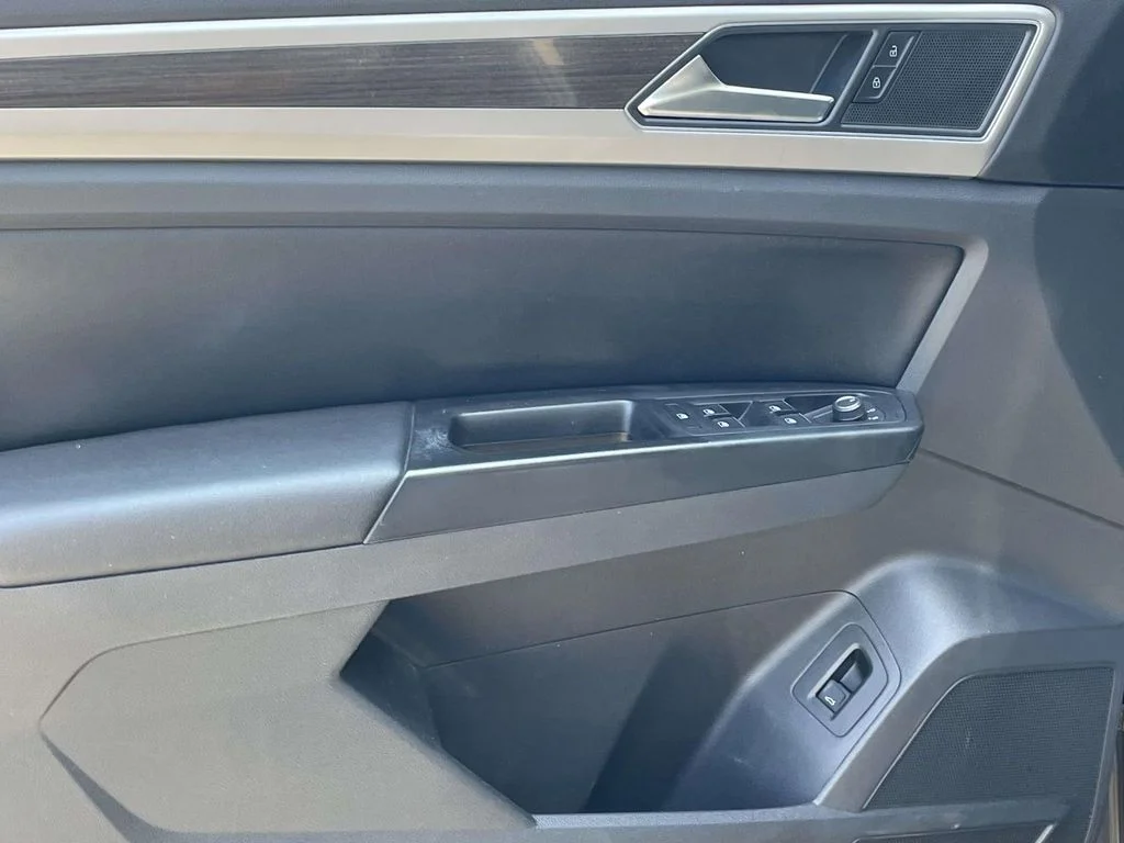 Used 2019 Black Volkswagen SEL image 16