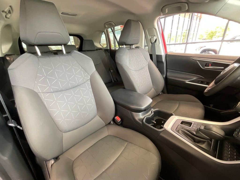 2025 Toyota RAV4 XLE - Photo 18