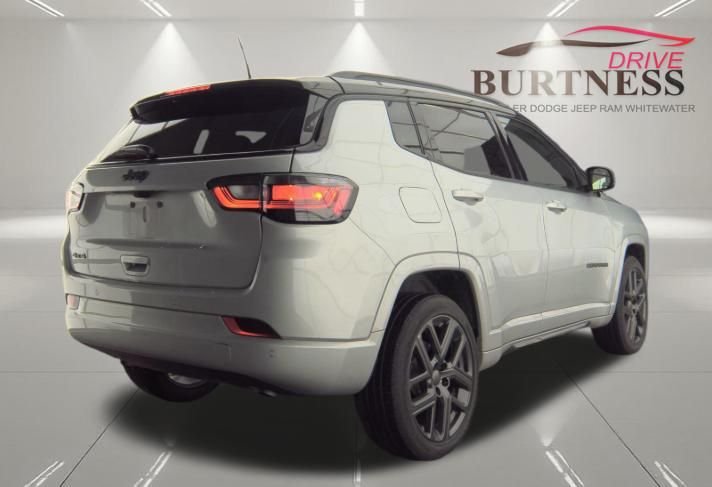 Used 2024 Silver Jeep Limited image 5