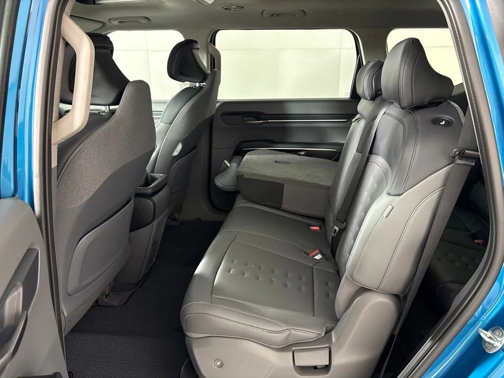 New 2026 Ocean Blue Kia Wind AWD image 26