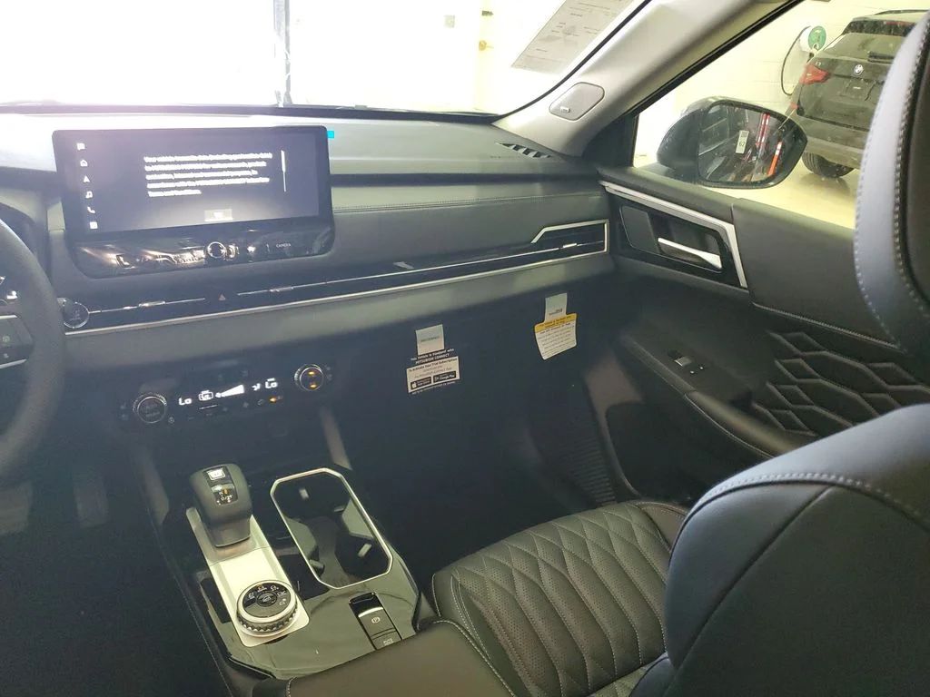 New 2026 Black Mitsubishi SEL image 18