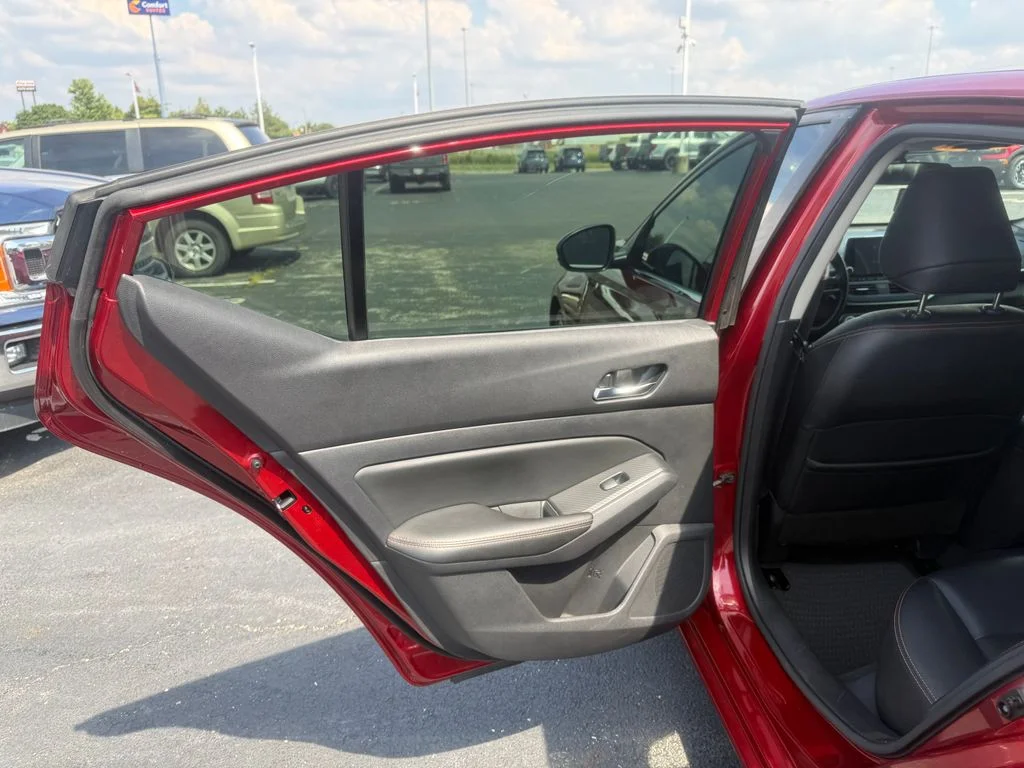 Used 2020 Red Nissan 2.5 SR image 38