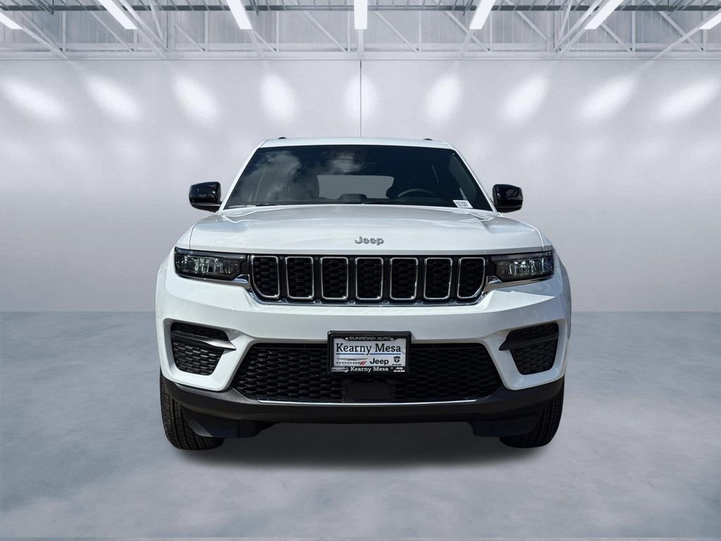 New 2026 Bright White Clear-Coat Exterior Paint Jeep Laredo X image 2
