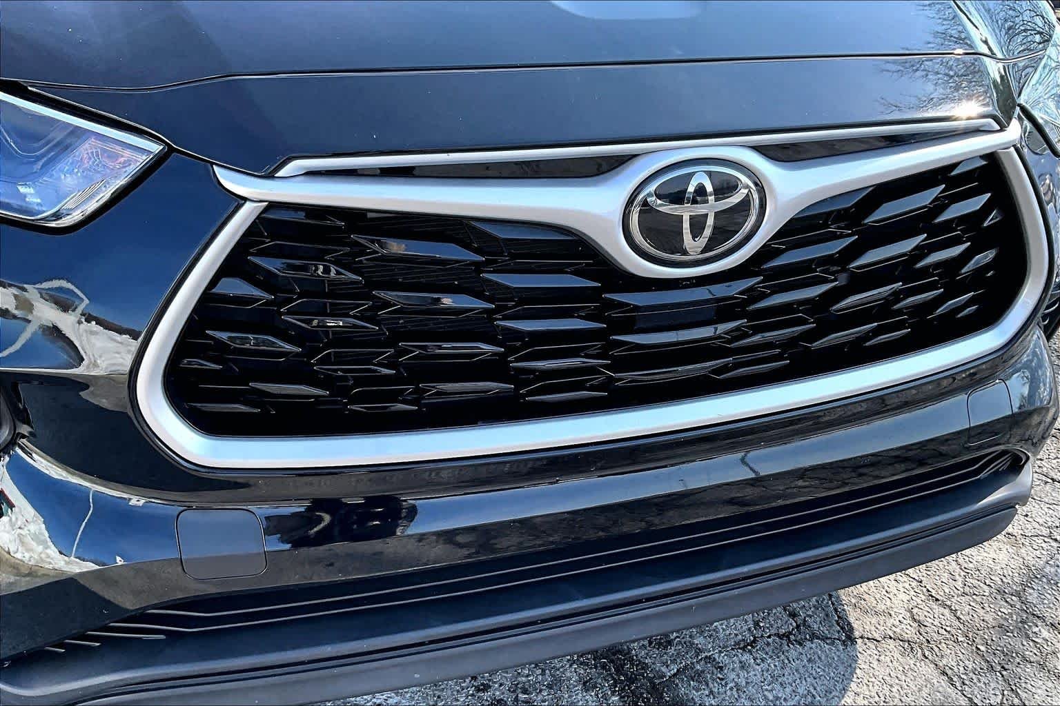 Used 2022 Midnight Black Metallic Toyota LE image 27