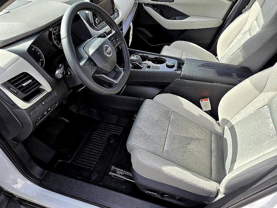 2025 Nissan Rogue SV - Photo 8