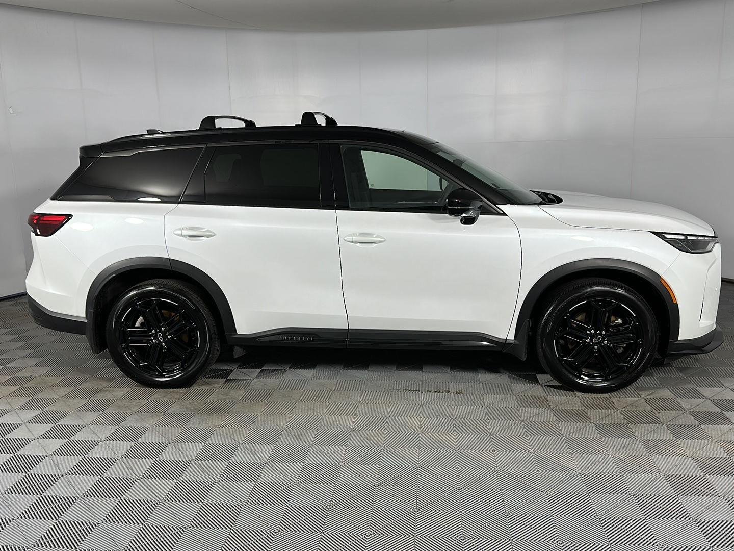 Used 2026 Radiant White/Black Obsidian INFINITI SPORT image 35