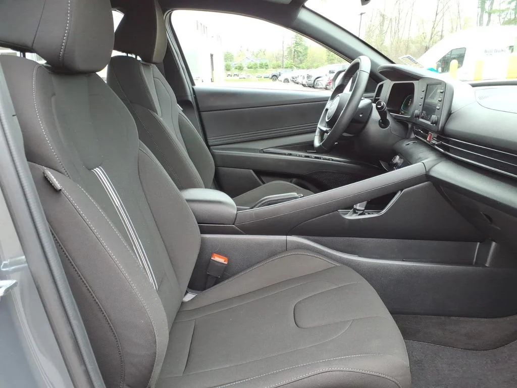 Used 2025 Gray Hyundai SEL Sport image 5