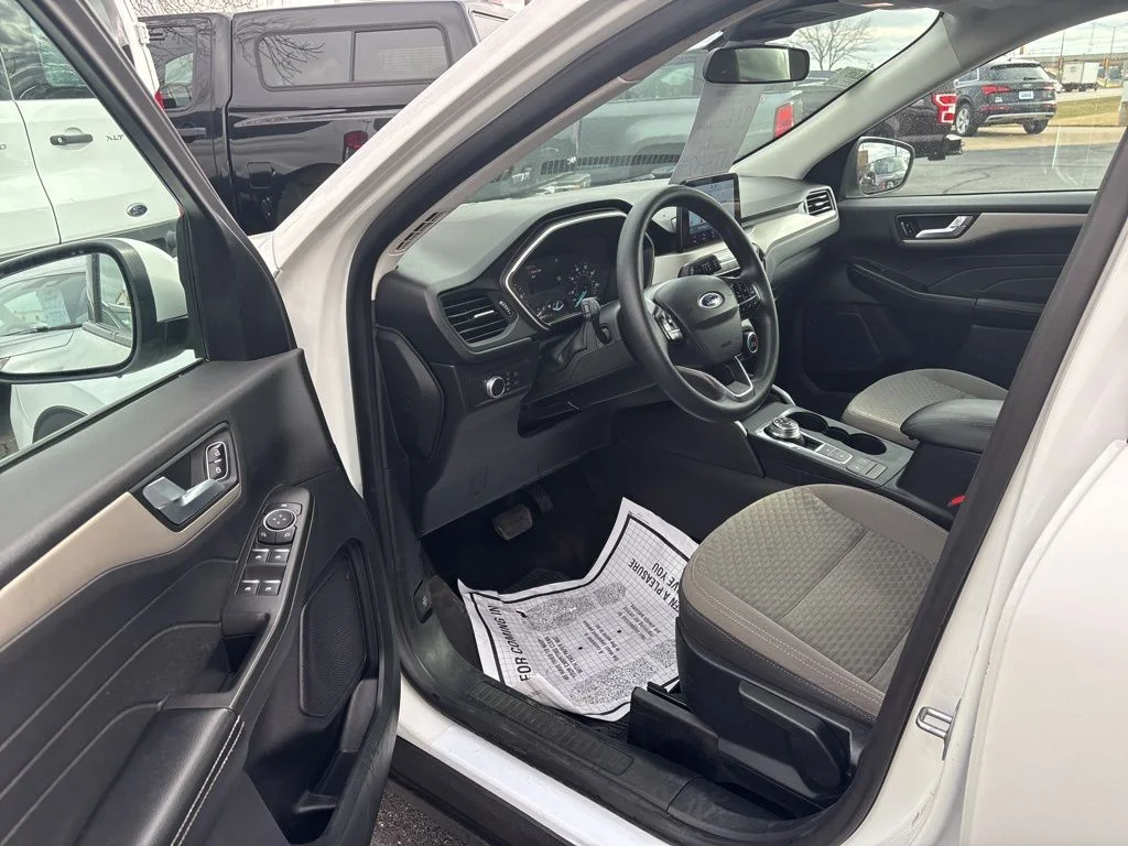 Used 2021 Star White Metallic Tri-Coat Ford SE image 10