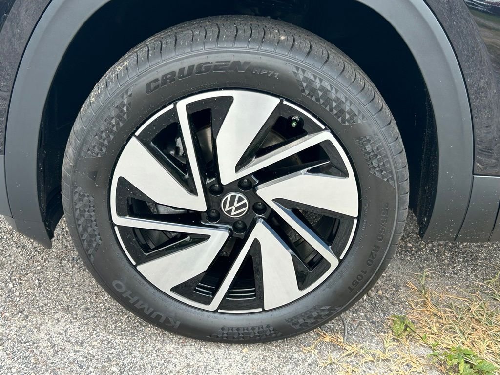 New 2026 Black Volkswagen SE w/Technology image 35