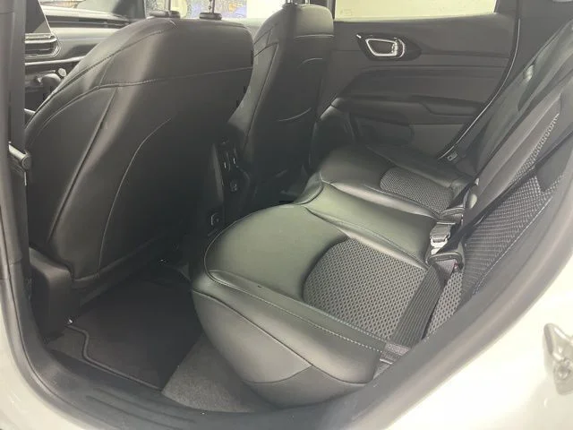 New 2026 Bright White Clear-Coat Exterior Paint Jeep Latitude image 28