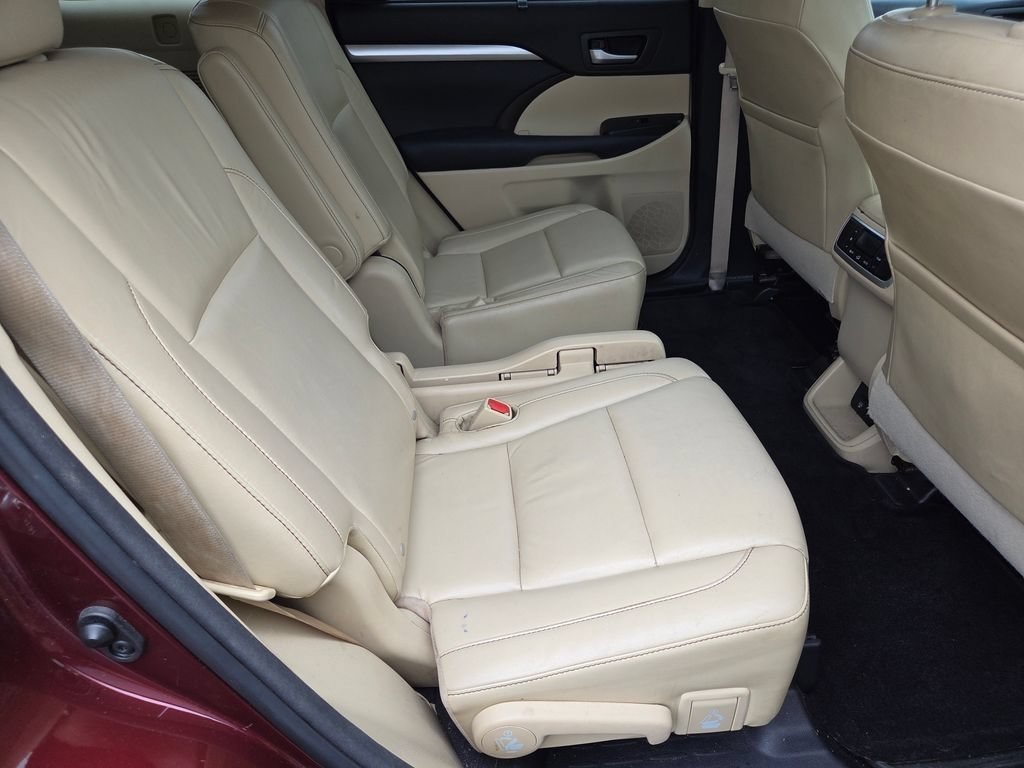 Used 2015 Ooh La La Rouge Mica Toyota XLE V6 image 30