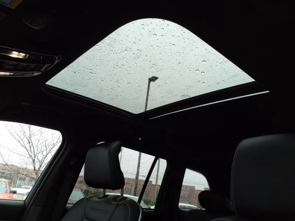 New 2024 Diamond Black Crystal Pearl-Coat Exterior Paint Jeep Overland image 8