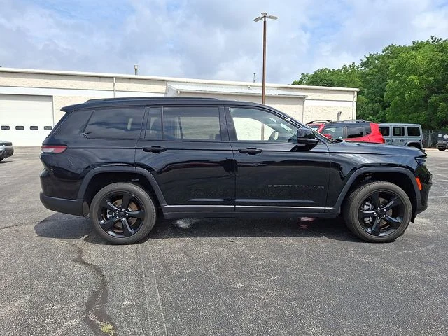 Used 2023 Black Jeep Altitude image 12