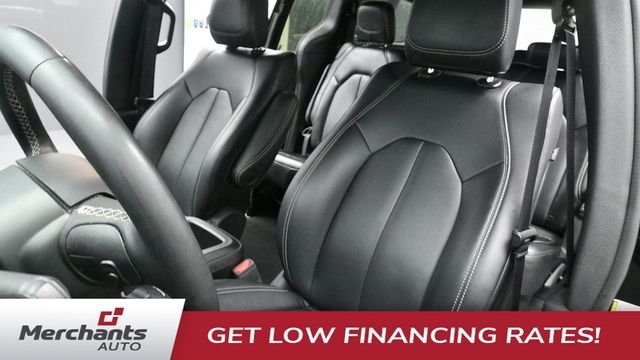 Used 2025 Black Chrysler Select image 31