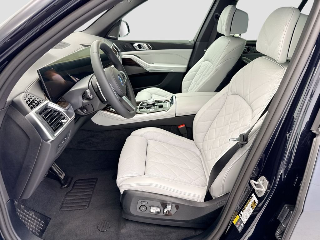 New 2026 Carbon Black Metallic BMW xDrive50e image 18