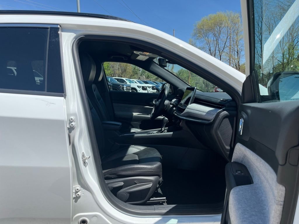 Used 2024 Bright White Clearcoat Jeep Latitude image 32