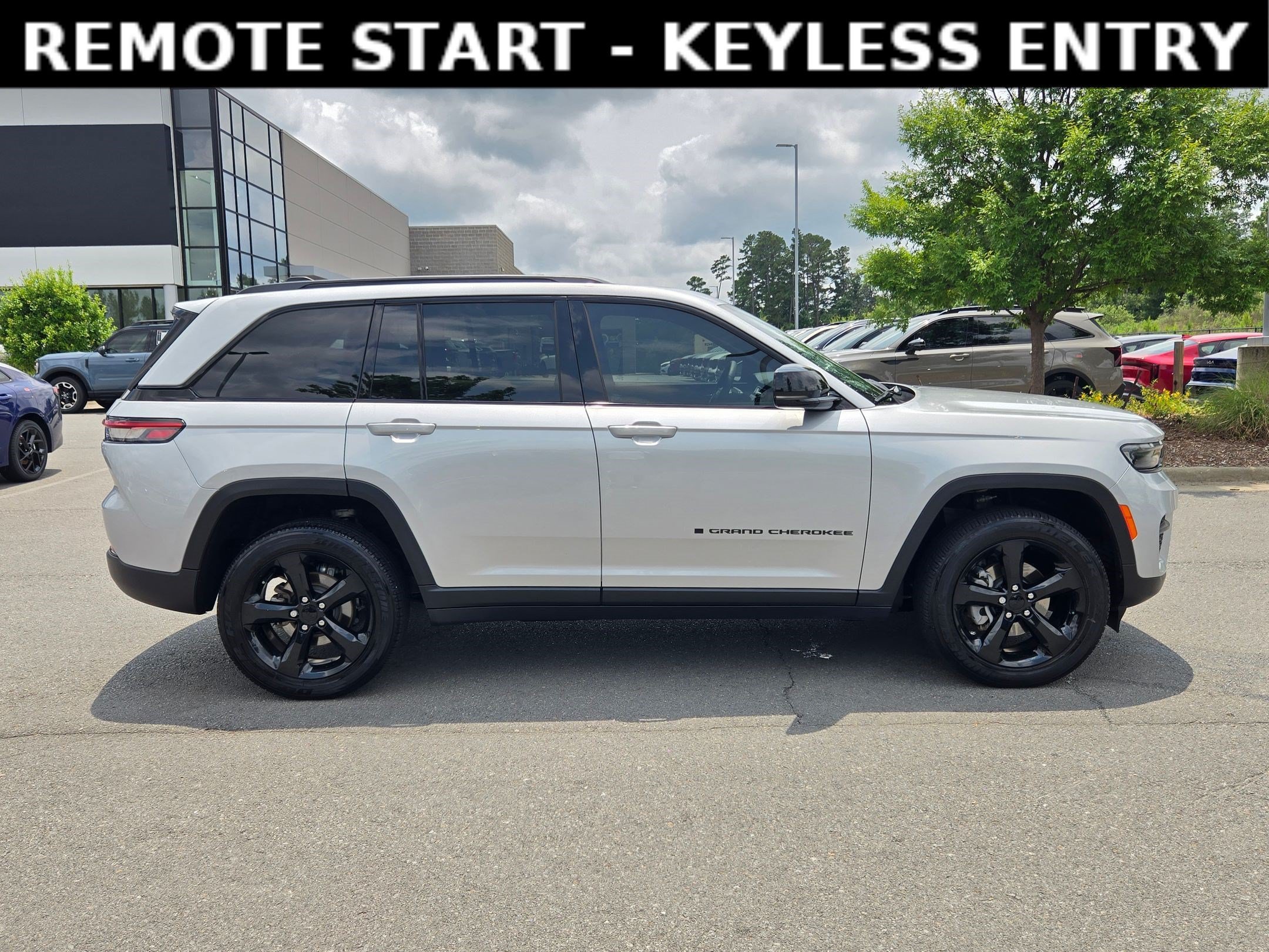 Used 2025 Silver Zynith Jeep Altitude X image 8