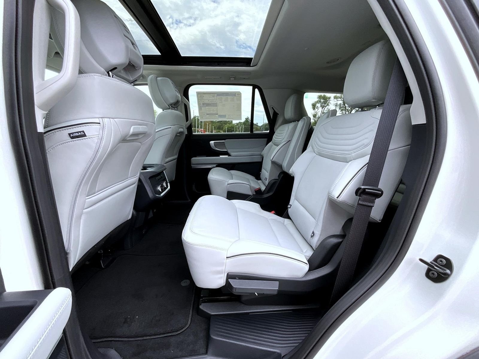 New 2027 Star White Metallic Tri-Coat Ford Platinum image 26
