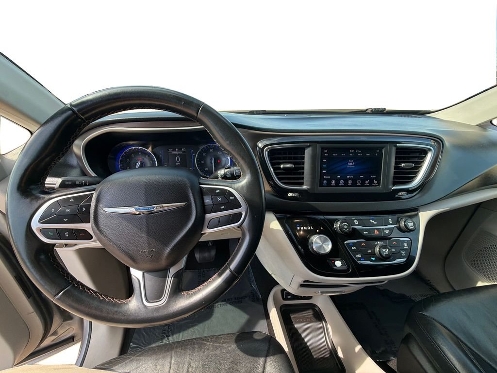 Used 2018 Billet Silver Metallic Clearcoat Chrysler Touring L image 21