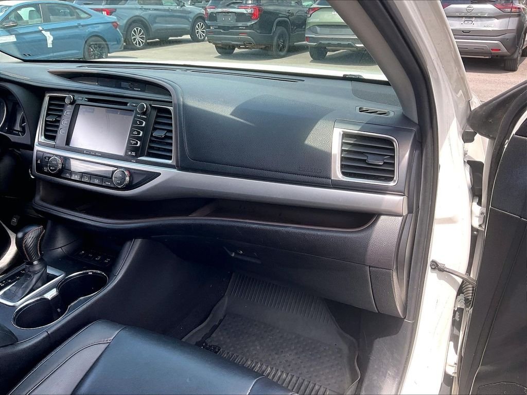 Used 2019 Blizzard Pearl Toyota XLE image 12