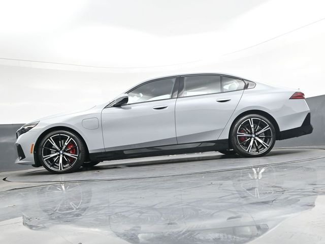 Used 2026 Gray BMW 550e xDrive image 36