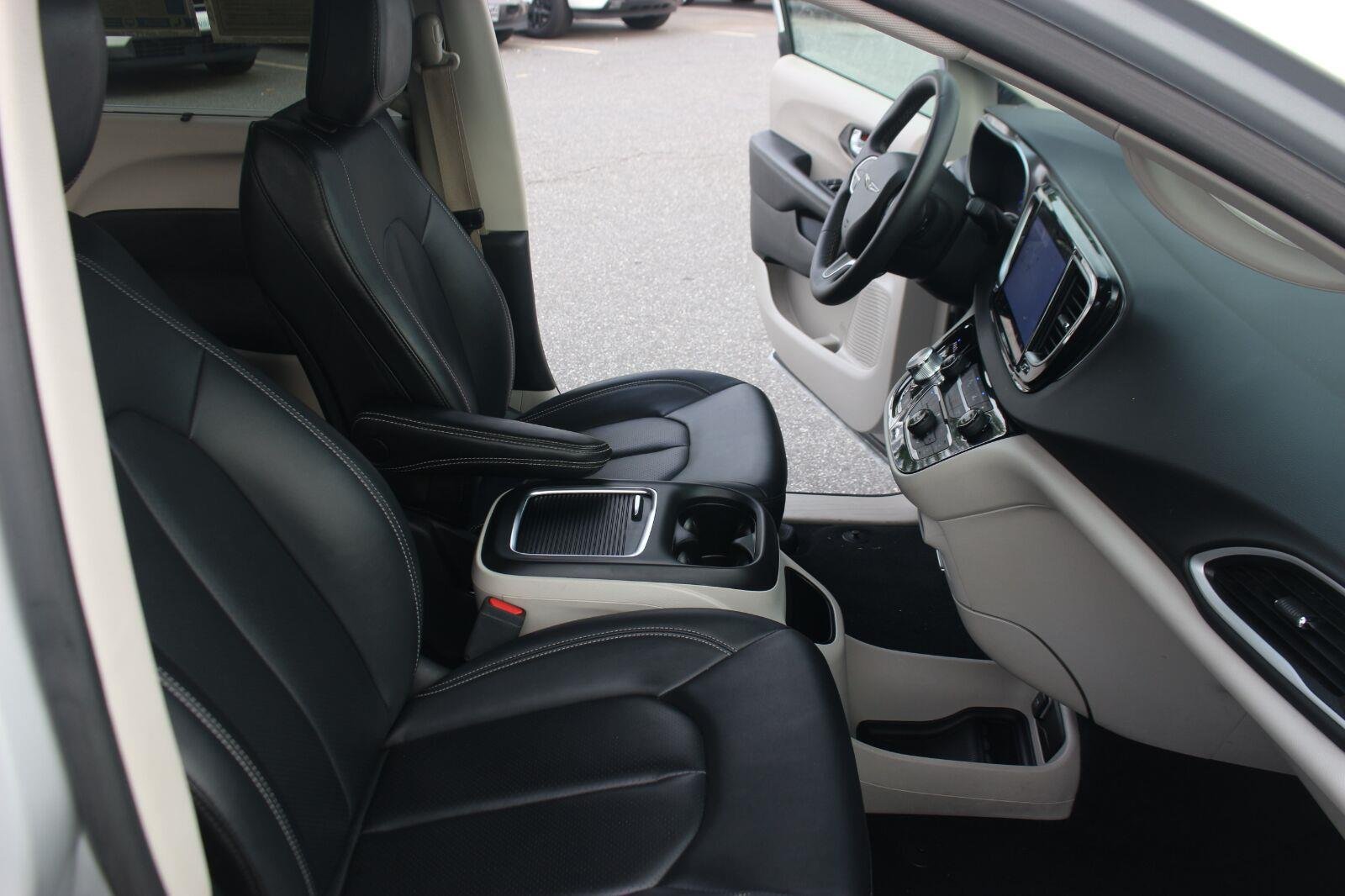 Used 2024 Silver Chrysler Touring L image 33