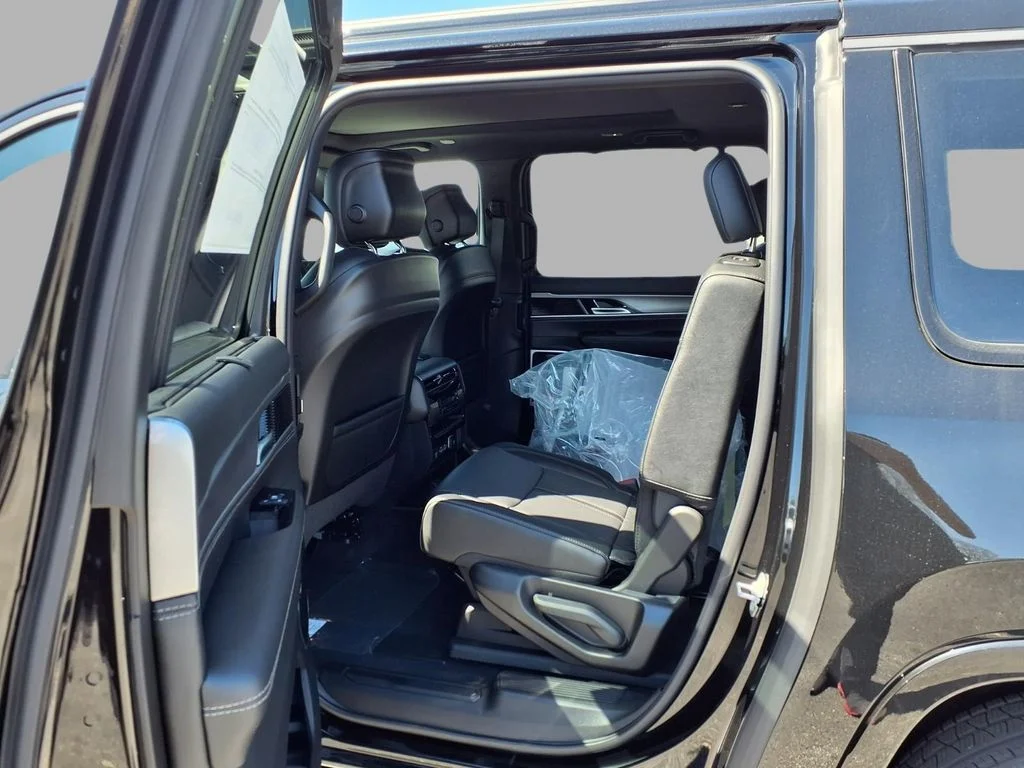 New 2026 High Gloss Black Exterior Paint Jeep Limited Reserve image 25