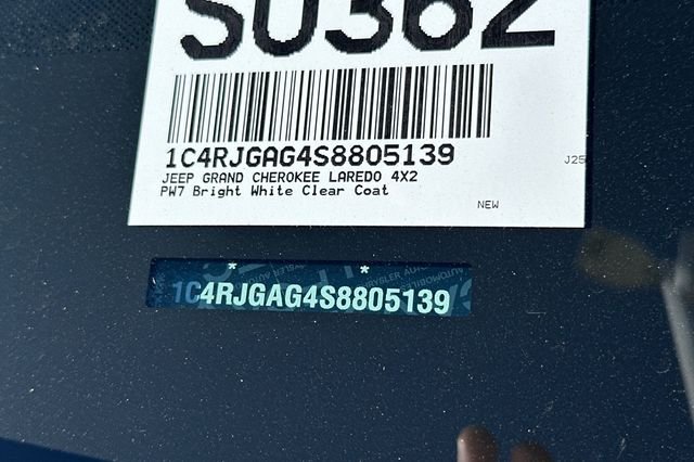 New 2025 Bright White Clear-Coat Exterior Paint Jeep Laredo X image 26