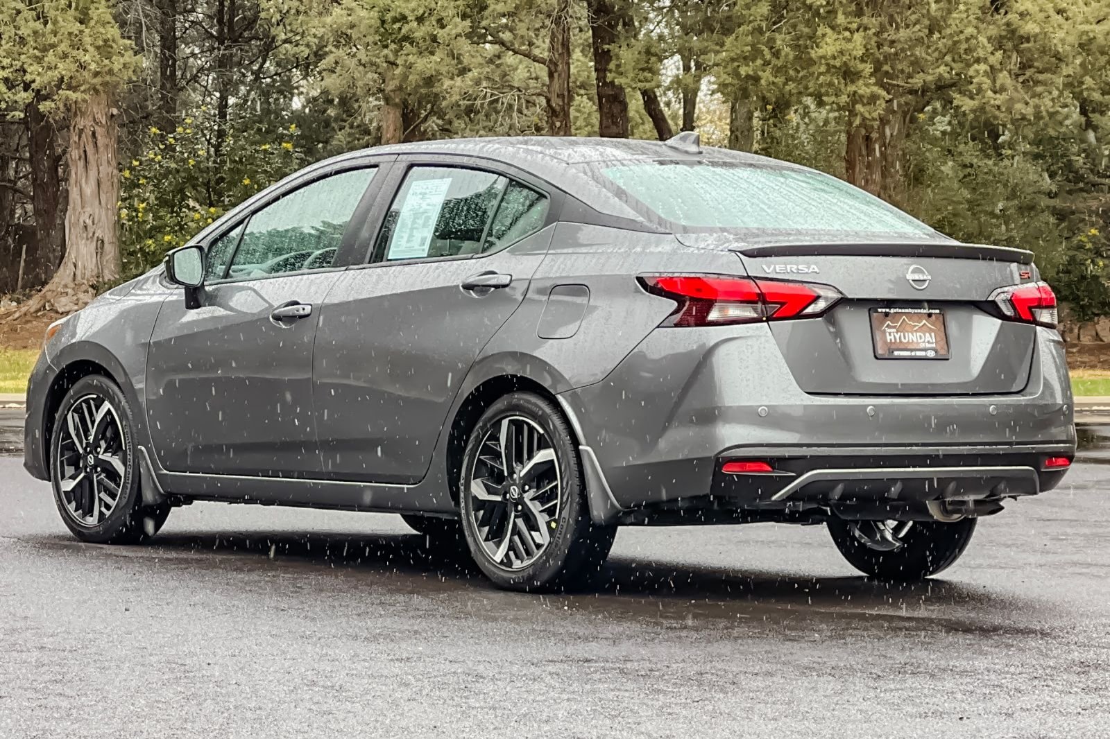 2025 Nissan Versa Sedan SR - Photo 6