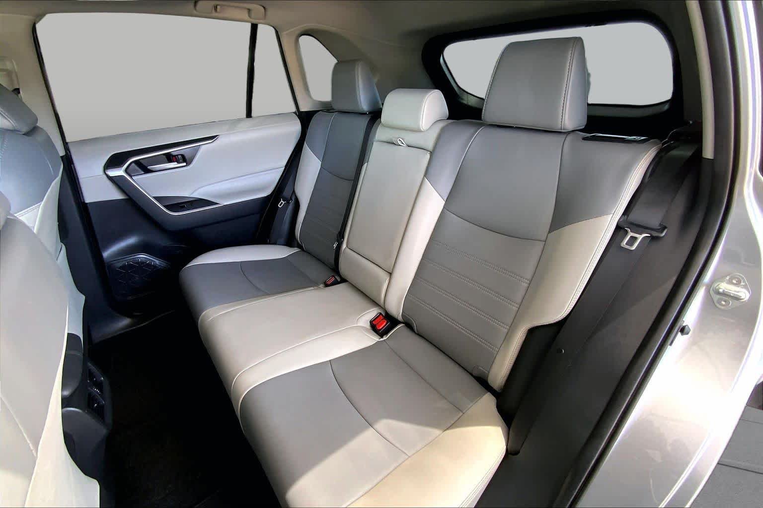 Used 2024 Silver Sky Metallic Toyota XLE Premium image 21